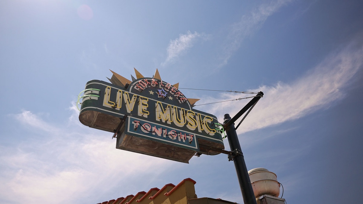 Live Music fluorescent sign in Leiper's Fork 